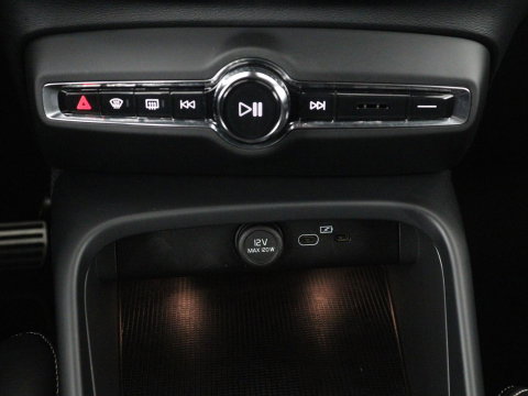 Volvo XC40 Recharge P8 AWD R-Design | SOH 97.1% | Trekhaak | Panoramadak | Leder/alcantara | Stuur/stoel verwarming | Park assit | Carplay |
