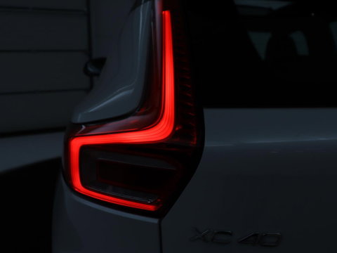 Volvo XC40 Recharge P8 AWD R-Design | SOH 97.1% | Trekhaak | Panoramadak | Leder/alcantara | Stuur/stoel verwarming | Park assit | Carplay |