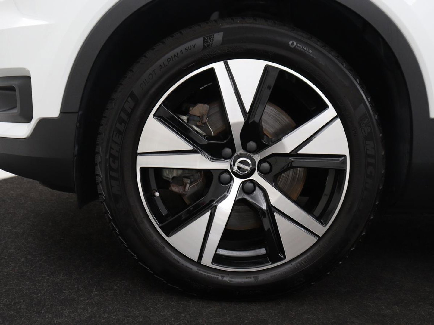 Volvo XC40 Recharge P8 AWD R-Design | SOH 97.1% | Trekhaak | Panoramadak | Leder/alcantara | Stuur/stoel verwarming | Park assit | Carplay |