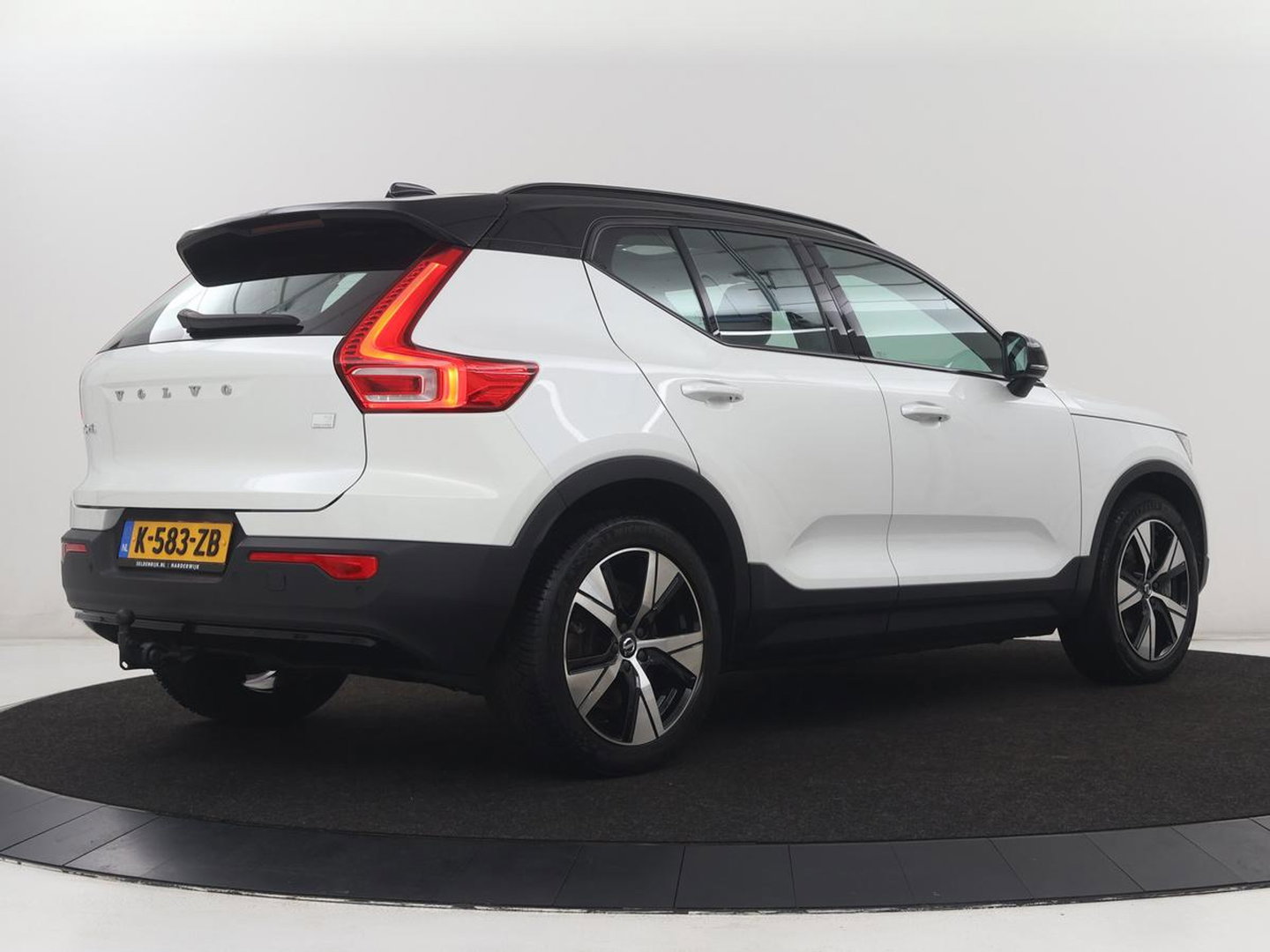 Volvo XC40 Recharge P8 AWD R-Design | SOH 97.1% | Trekhaak | Panoramadak | Leder/alcantara | Stuur/stoel verwarming | Park assit | Carplay |