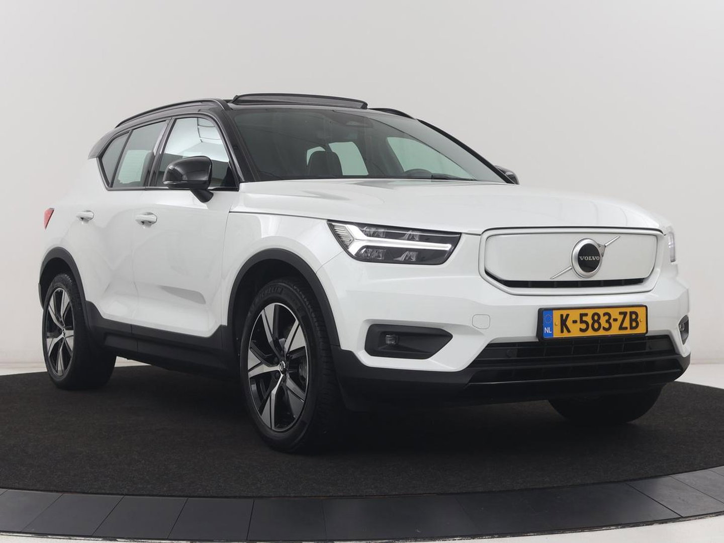 Volvo XC40 Recharge P8 AWD R-Design | SOH 97.1% | Trekhaak | Panoramadak | Leder/alcantara | Stuur/stoel verwarming | Park assit | Carplay |