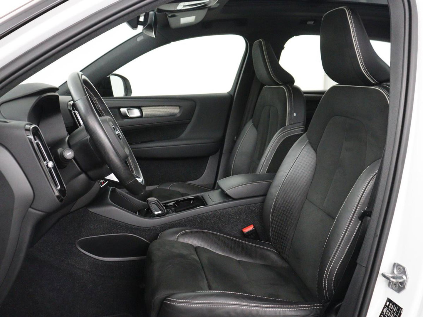 Volvo XC40 Recharge P8 AWD R-Design | SOH 97.1% | Trekhaak | Panoramadak | Leder/alcantara | Stuur/stoel verwarming | Park assit | Carplay |