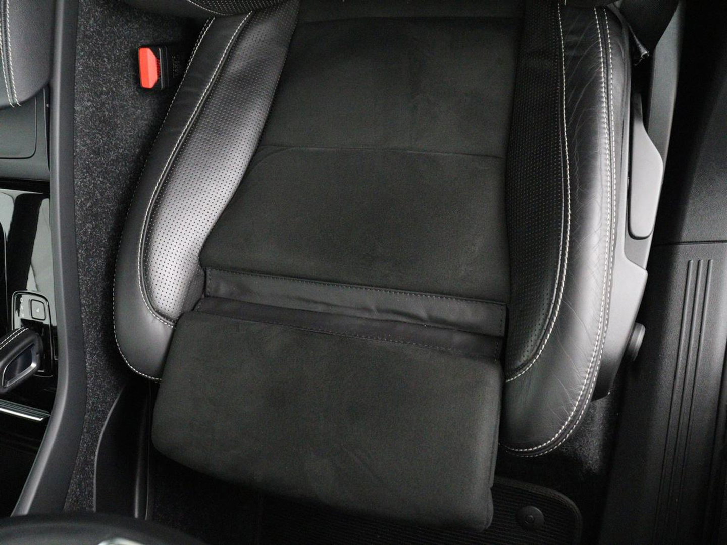 Volvo XC40 Recharge P8 AWD R-Design | SOH 97.1% | Trekhaak | Panoramadak | Leder/alcantara | Stuur/stoel verwarming | Park assit | Carplay |
