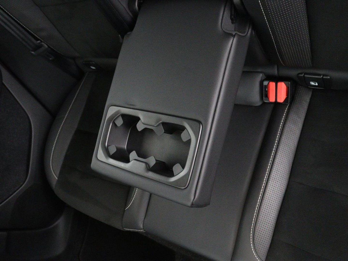 Volvo XC40 Recharge P8 AWD R-Design | SOH 97.1% | Trekhaak | Panoramadak | Leder/alcantara | Stuur/stoel verwarming | Park assit | Carplay |