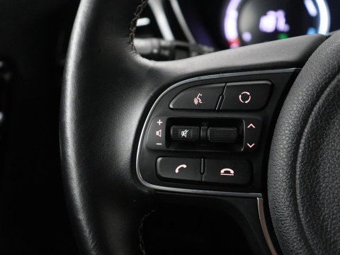 Kia e-Niro DynamicPlusLine 64 kWh | SOH 95.2% | Panoramadak | Half Leder | Adaptive cruise | Stuur/stoel verwarming | Camera | Park assist | Carplay | Climate control | Virtual dashboard | Full LED |