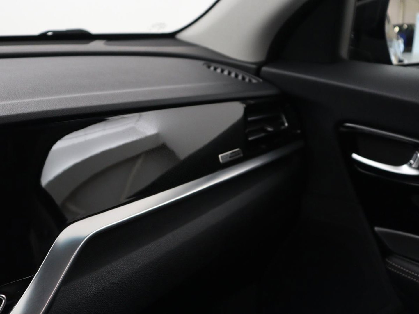 Kia e-Niro DynamicPlusLine 64 kWh | SOH 95.2% | Panoramadak | Half Leder | Adaptive cruise | Stuur/stoel verwarming | Camera | Park assist | Carplay | Climate control | Virtual dashboard | Full LED |