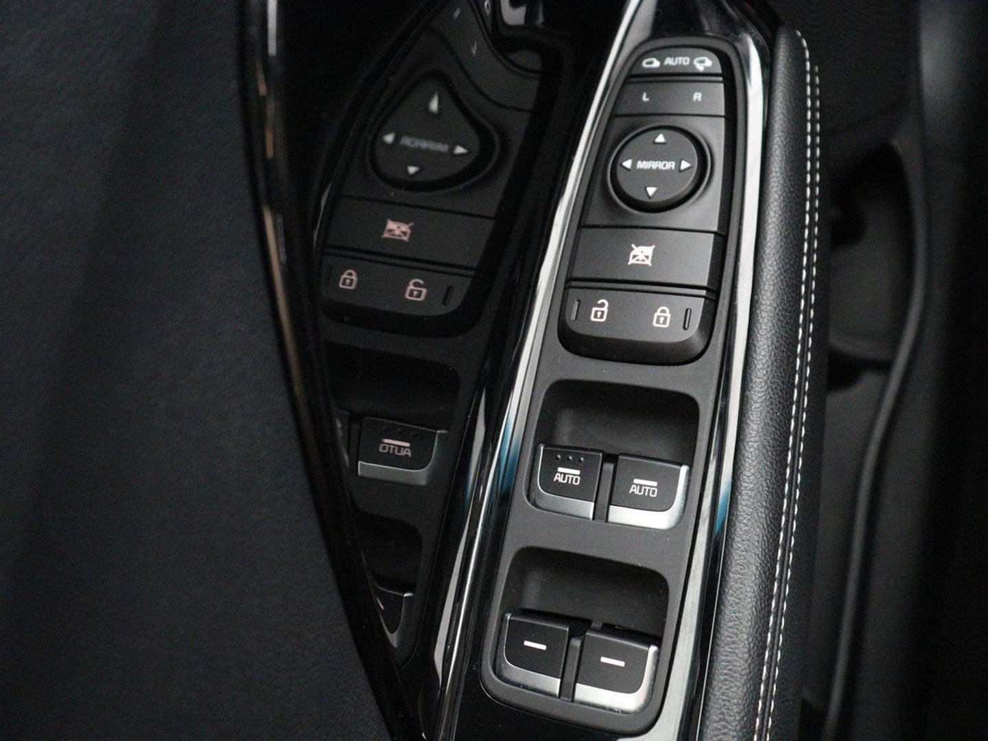 Kia e-Niro DynamicPlusLine 64 kWh | SOH 95.2% | Panoramadak | Half Leder | Adaptive cruise | Stuur/stoel verwarming | Camera | Park assist | Carplay | Climate control | Virtual dashboard | Full LED |
