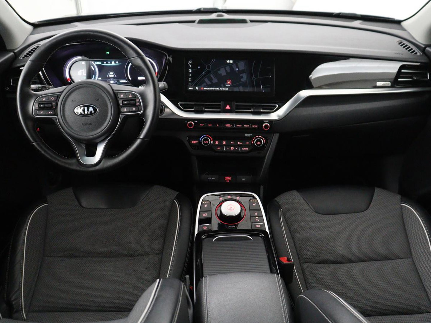 Kia e-Niro DynamicPlusLine 64 kWh | SOH 95.2% | Panoramadak | Half Leder | Adaptive cruise | Stuur/stoel verwarming | Camera | Park assist | Carplay | Climate control | Virtual dashboard | Full LED |