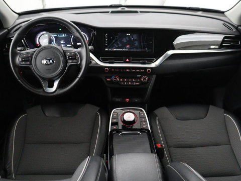 Kia e-Niro DynamicPlusLine 64 kWh | SOH 95.2% | Panoramadak | Half Leder | Adaptive cruise | Stuur/stoel verwarming | Camera | Park assist | Carplay | Climate control | Virtual dashboard | Full LED |