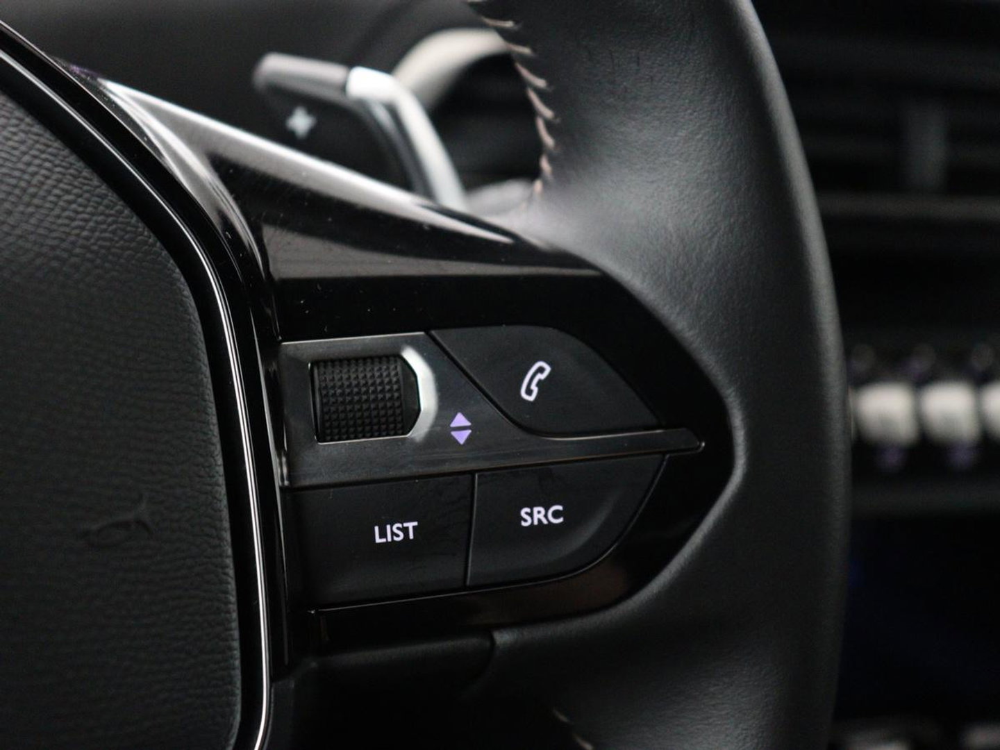 Peugeot 3008 1.6 HYbrid 225 Active Pack Business | SOH 98.8% | Half Leder | Adaptive cruise | 360 camera | Carplay | Climate control | Dodehoek detectie | DAB |