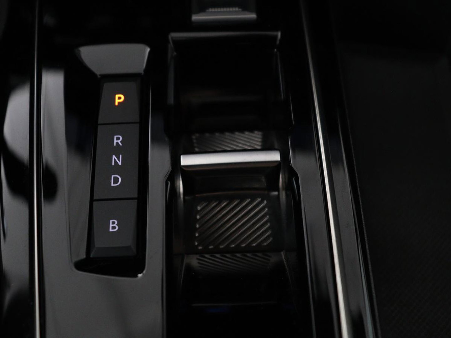 Peugeot 3008 1.6 HYbrid 225 Active Pack Business | SOH 98.8% | Half Leder | Adaptive cruise | 360 camera | Carplay | Climate control | Dodehoek detectie | DAB |