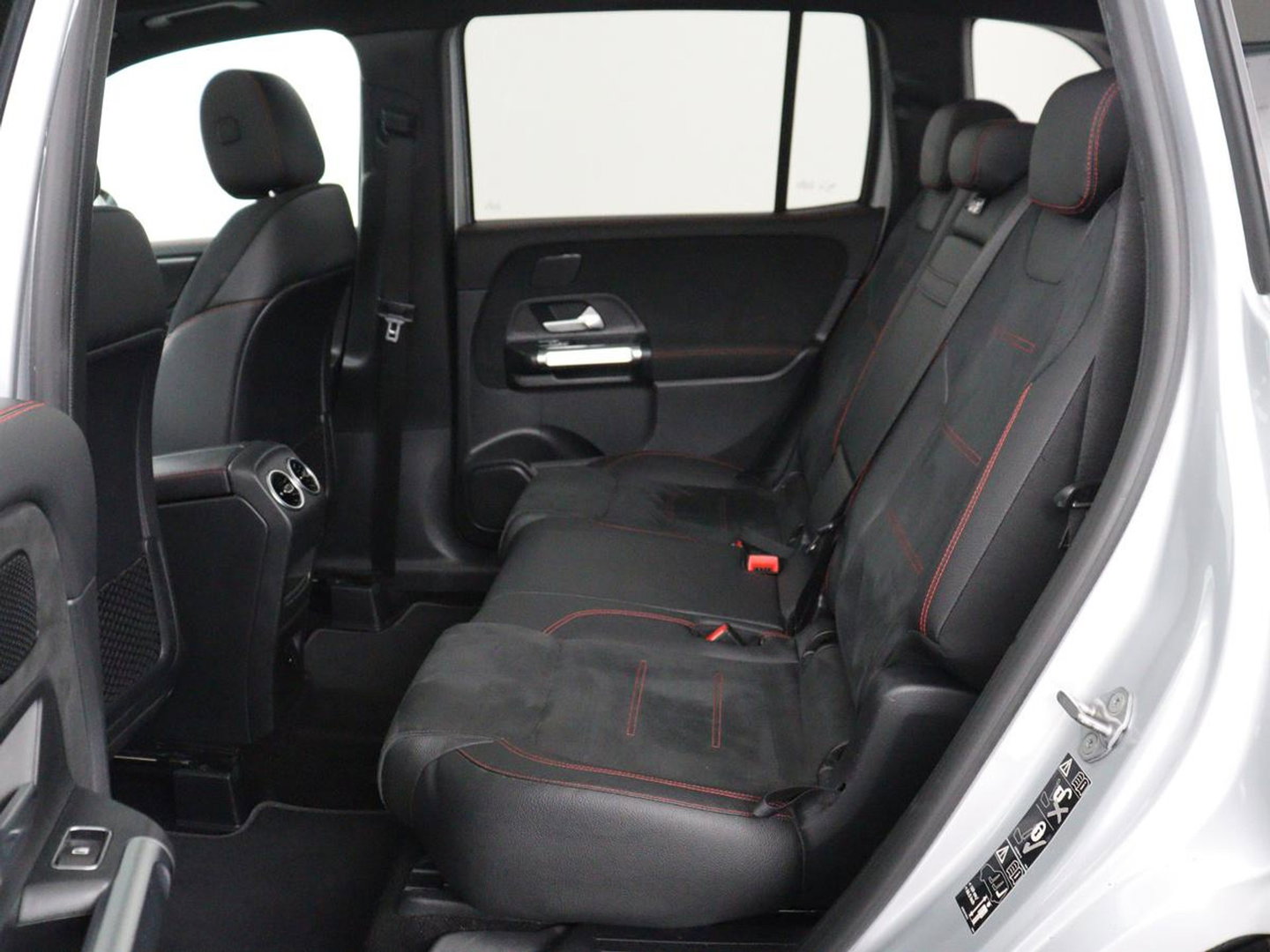 Mercedes-Benz GLB 200 Business Solution AMG 7p. | Panoramadak | Elec. Trekhaak | Half Leder | Memory | Sfeerverlichting | Stoelverwarming | Camera | Park assist |