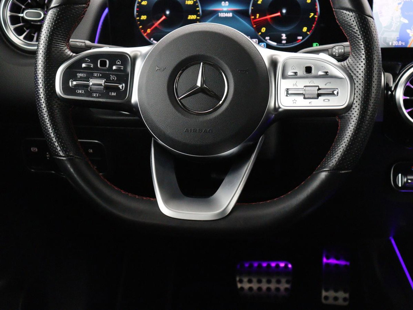 Mercedes-Benz GLB 200 Business Solution AMG 7p. | Panoramadak | Elec. Trekhaak | Half Leder | Memory | Sfeerverlichting | Stoelverwarming | Camera | Park assist |