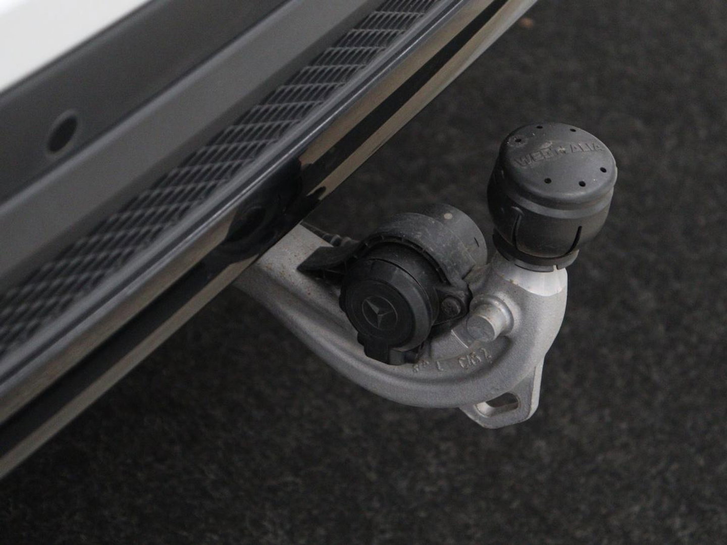 Mercedes-Benz GLB 200 Business Solution AMG 7p. | Panoramadak | Elec. Trekhaak | Half Leder | Memory | Sfeerverlichting | Stoelverwarming | Camera | Park assist |