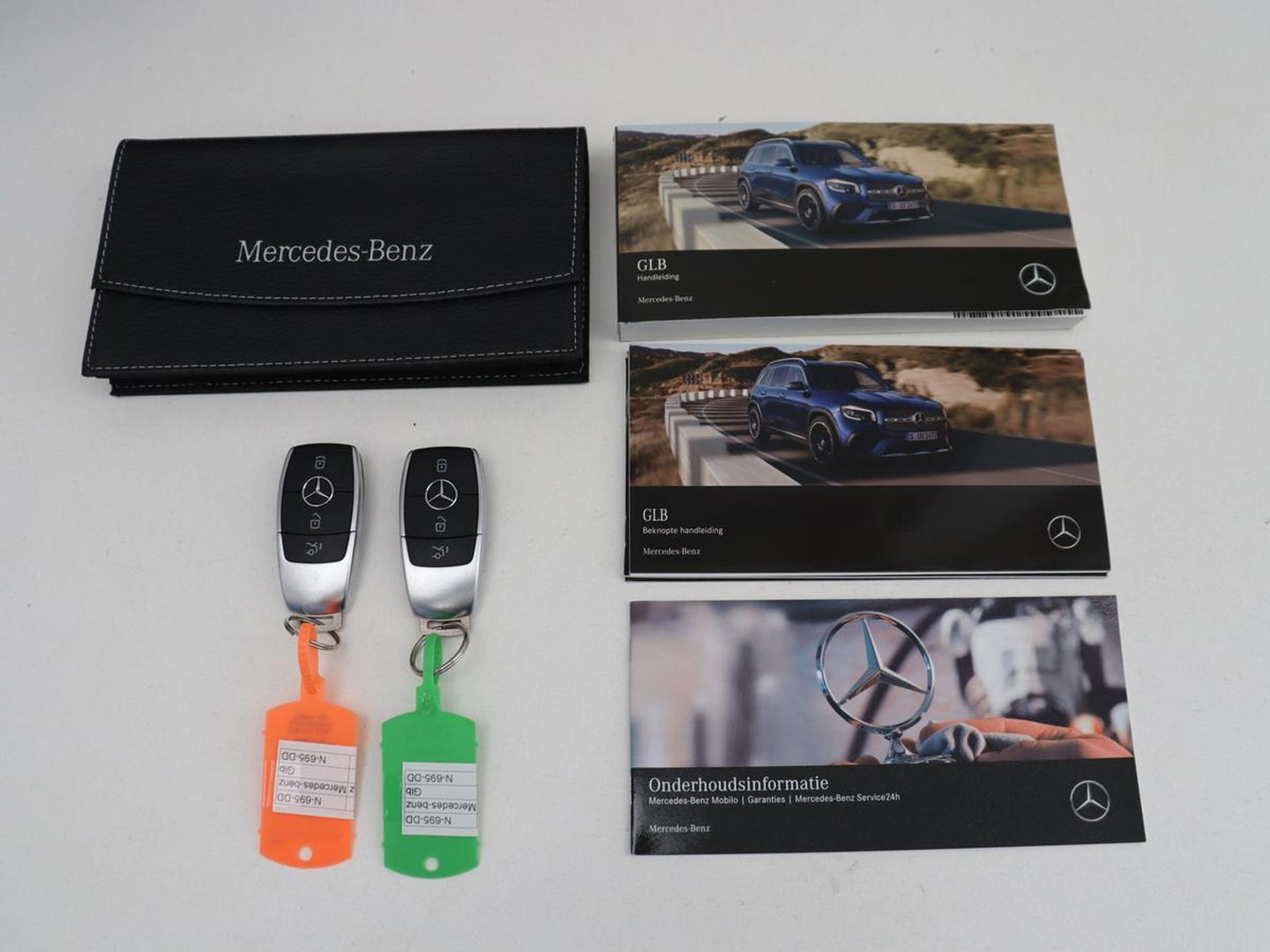 Mercedes-Benz GLB 200 Business Solution AMG 7p. | Panoramadak | Elec. Trekhaak | Half Leder | Memory | Sfeerverlichting | Stoelverwarming | Camera | Park assist |