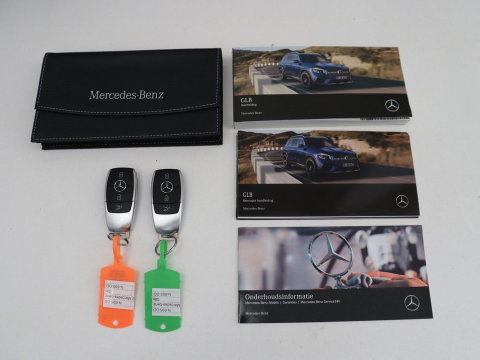 Mercedes-Benz GLB 200 Business Solution AMG 7p. | Panoramadak | Elec. Trekhaak | Half Leder | Memory | Sfeerverlichting | Stoelverwarming | Camera | Park assist |