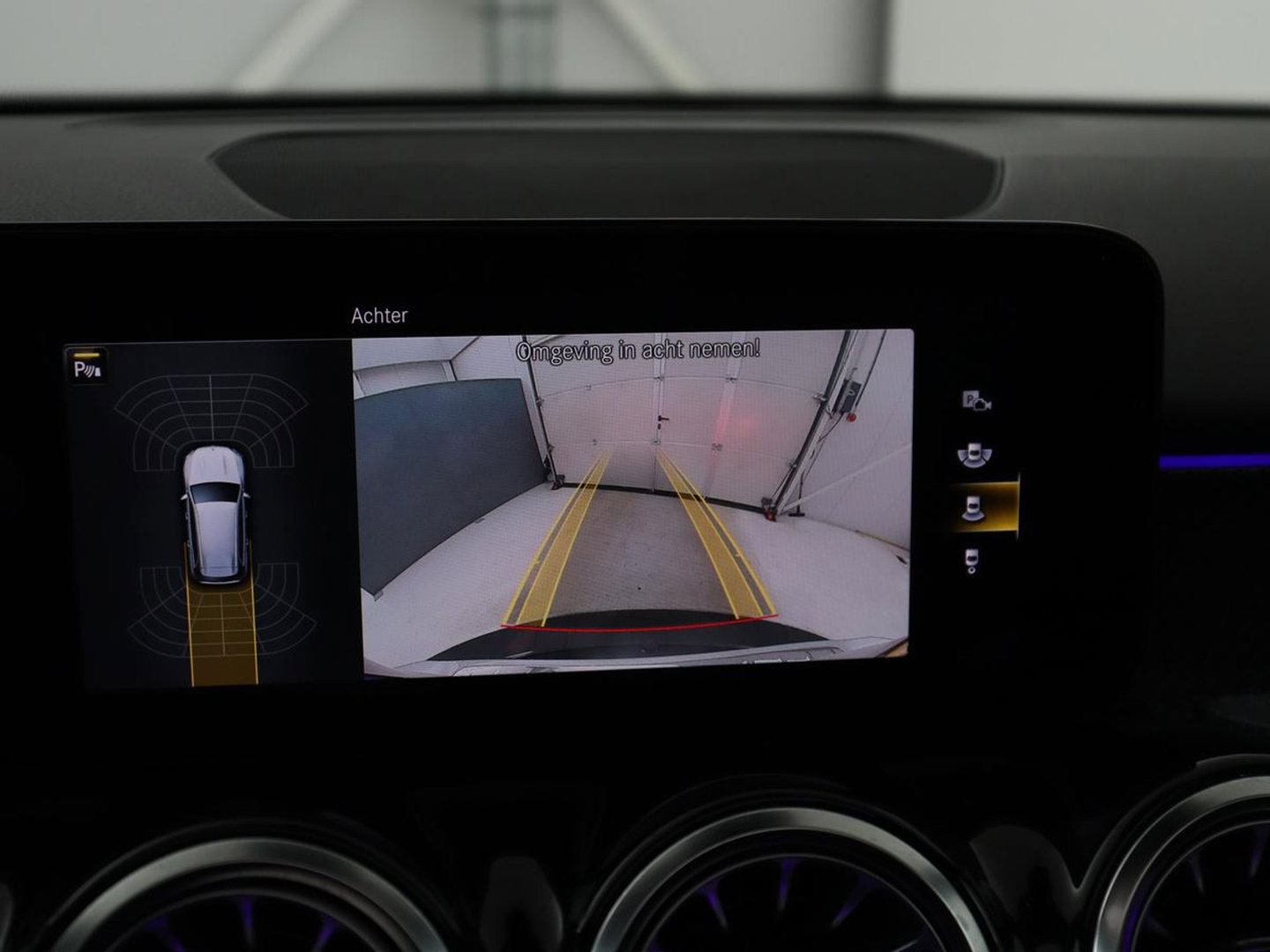 Mercedes-Benz GLB 200 Business Solution AMG 7p. | Panoramadak | Elec. Trekhaak | Half Leder | Memory | Sfeerverlichting | Stoelverwarming | Camera | Park assist |