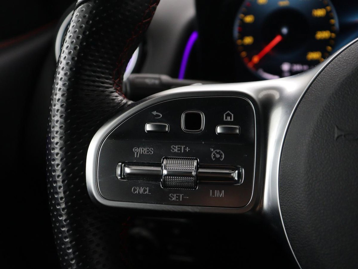 Mercedes-Benz GLB 200 Business Solution AMG 7p. | Panoramadak | Elec. Trekhaak | Half Leder | Memory | Sfeerverlichting | Stoelverwarming | Camera | Park assist |