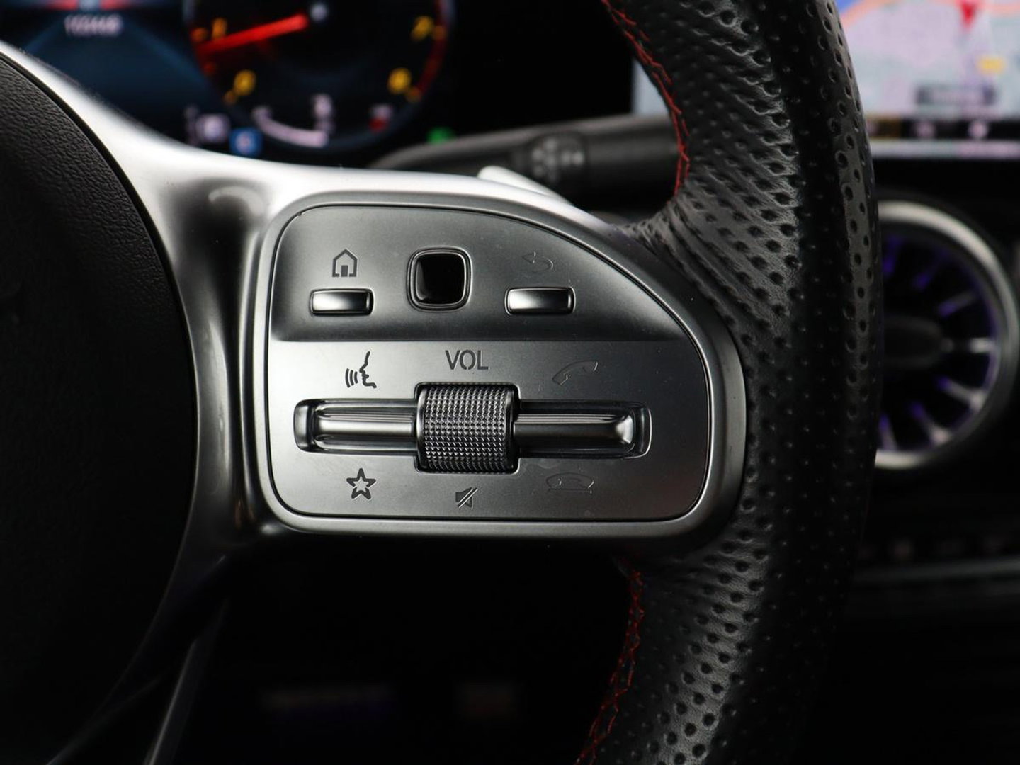 Mercedes-Benz GLB 200 Business Solution AMG 7p. | Panoramadak | Elec. Trekhaak | Half Leder | Memory | Sfeerverlichting | Stoelverwarming | Camera | Park assist |