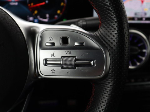 Mercedes-Benz GLB 200 Business Solution AMG 7p. | Panoramadak | Elec. Trekhaak | Half Leder | Memory | Sfeerverlichting | Stoelverwarming | Camera | Park assist |