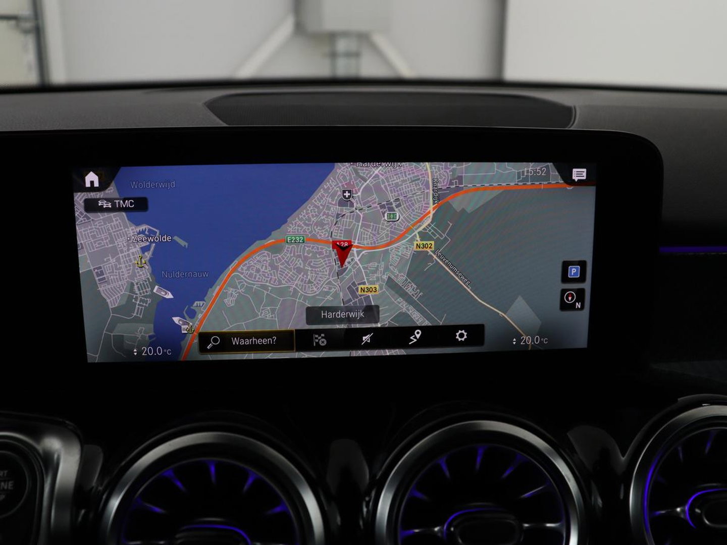 Mercedes-Benz GLB 200 Business Solution AMG 7p. | Panoramadak | Elec. Trekhaak | Half Leder | Memory | Sfeerverlichting | Stoelverwarming | Camera | Park assist |