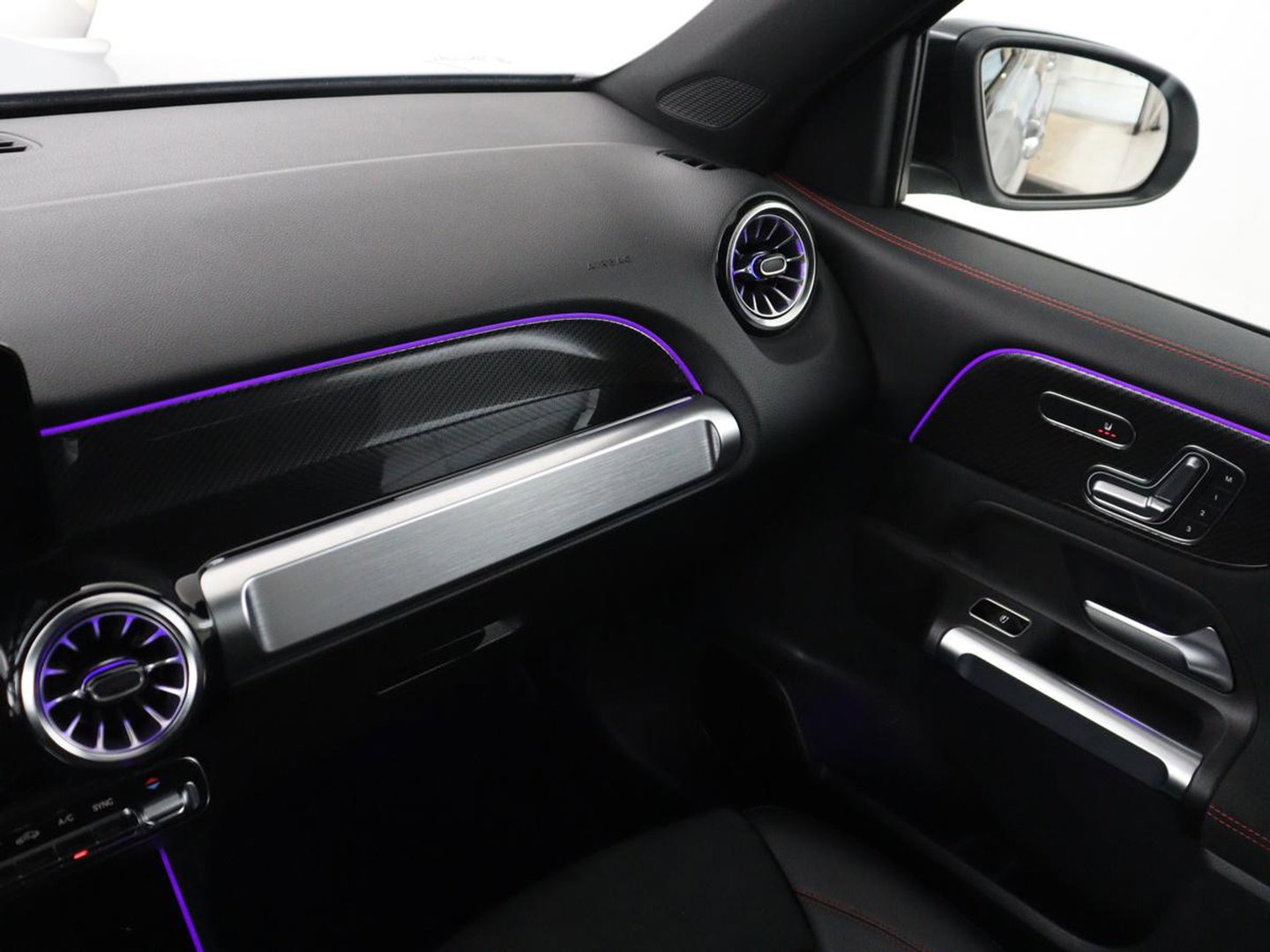 Mercedes-Benz GLB 200 Business Solution AMG 7p. | Panoramadak | Elec. Trekhaak | Half Leder | Memory | Sfeerverlichting | Stoelverwarming | Camera | Park assist |