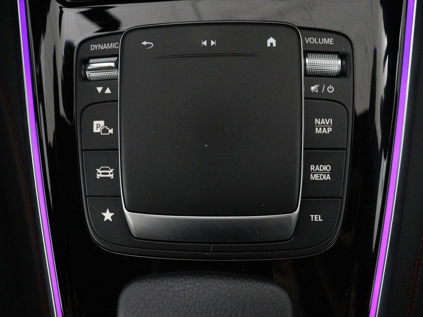 Mercedes-Benz GLB 200 Business Solution AMG 7p. | Panoramadak | Elec. Trekhaak | Half Leder | Memory | Sfeerverlichting | Stoelverwarming | Camera | Park assist |