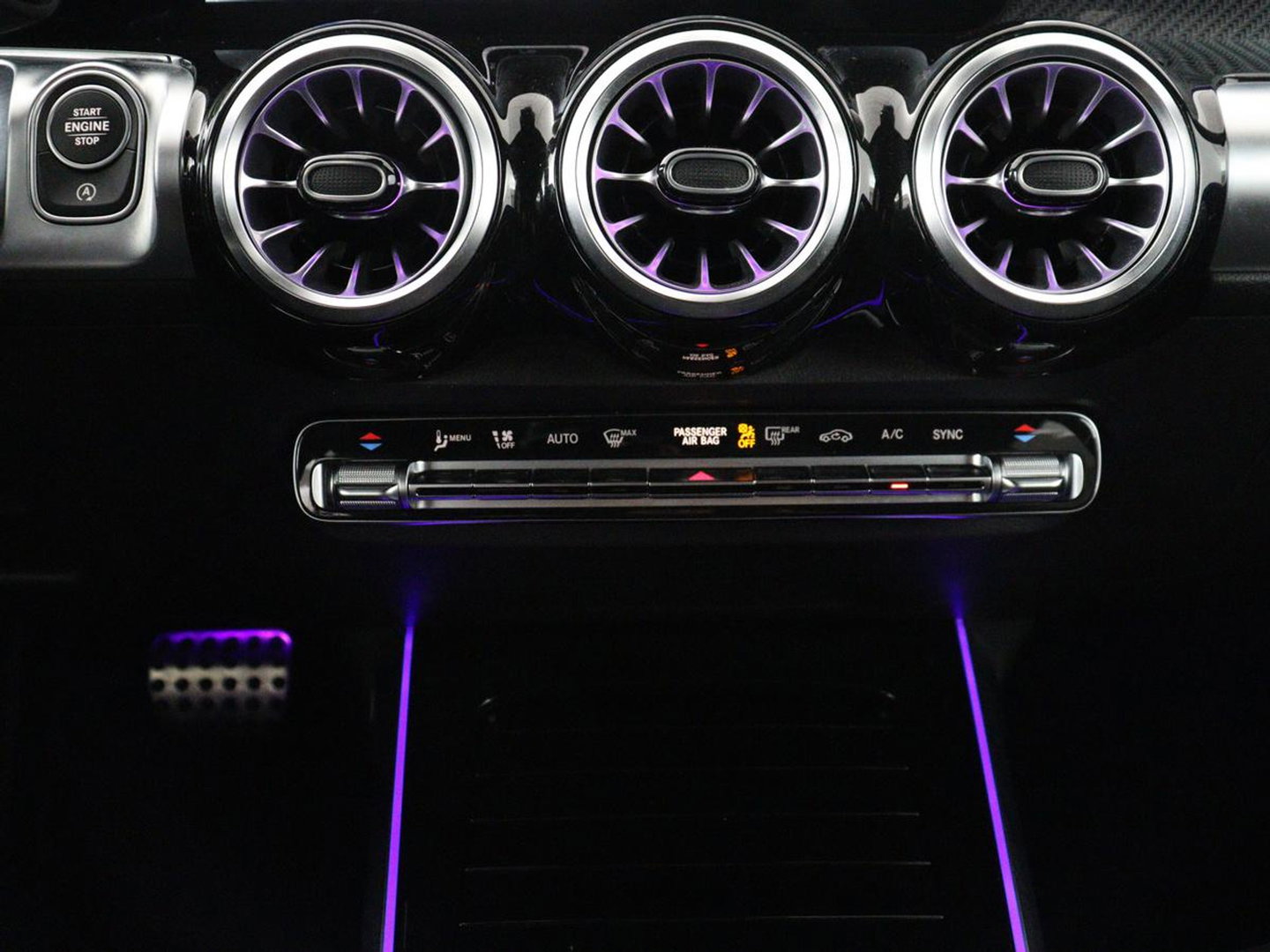 Mercedes-Benz GLB 200 Business Solution AMG 7p. | Panoramadak | Elec. Trekhaak | Half Leder | Memory | Sfeerverlichting | Stoelverwarming | Camera | Park assist |