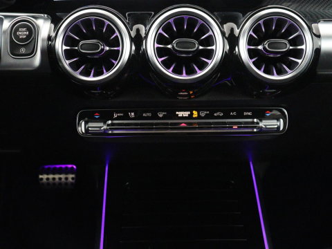 Mercedes-Benz GLB 200 Business Solution AMG 7p. | Panoramadak | Elec. Trekhaak | Half Leder | Memory | Sfeerverlichting | Stoelverwarming | Camera | Park assist |