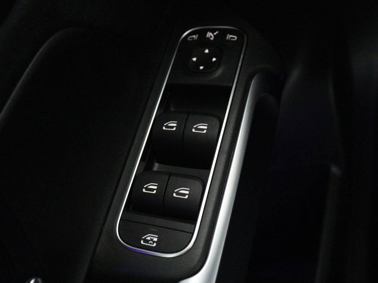 Mercedes-Benz GLB 200 Business Solution AMG 7p. | Panoramadak | Elec. Trekhaak | Half Leder | Memory | Sfeerverlichting | Stoelverwarming | Camera | Park assist |