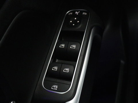 Mercedes-Benz GLB 200 Business Solution AMG 7p. | Panoramadak | Elec. Trekhaak | Half Leder | Memory | Sfeerverlichting | Stoelverwarming | Camera | Park assist |