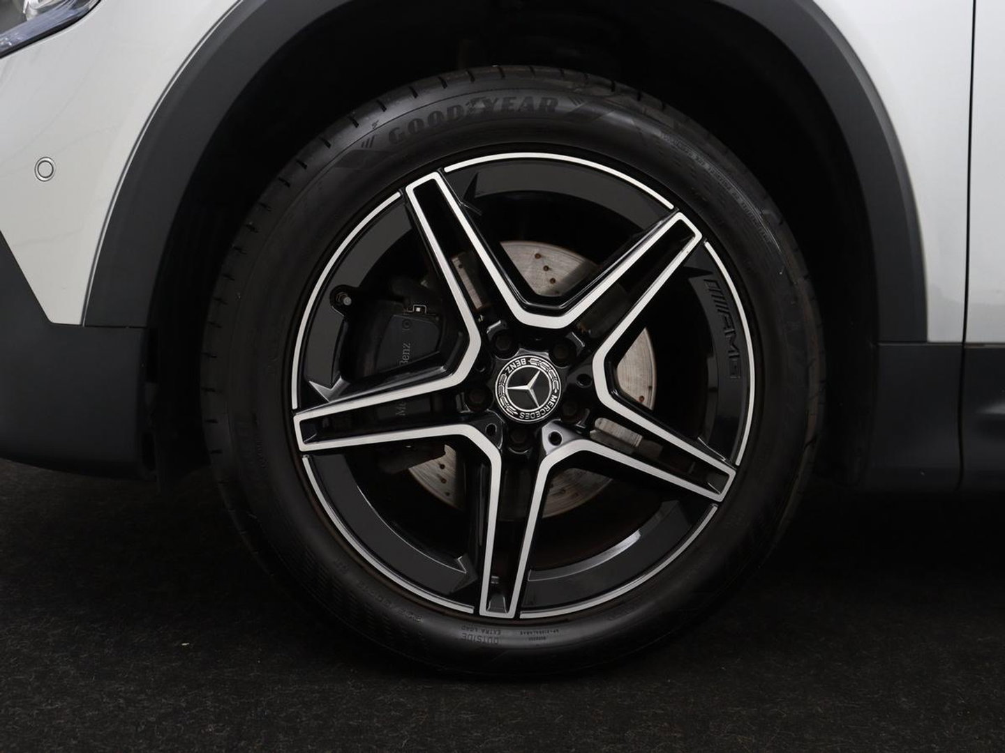 Mercedes-Benz GLB 200 Business Solution AMG 7p. | Panoramadak | Elec. Trekhaak | Half Leder | Memory | Sfeerverlichting | Stoelverwarming | Camera | Park assist |