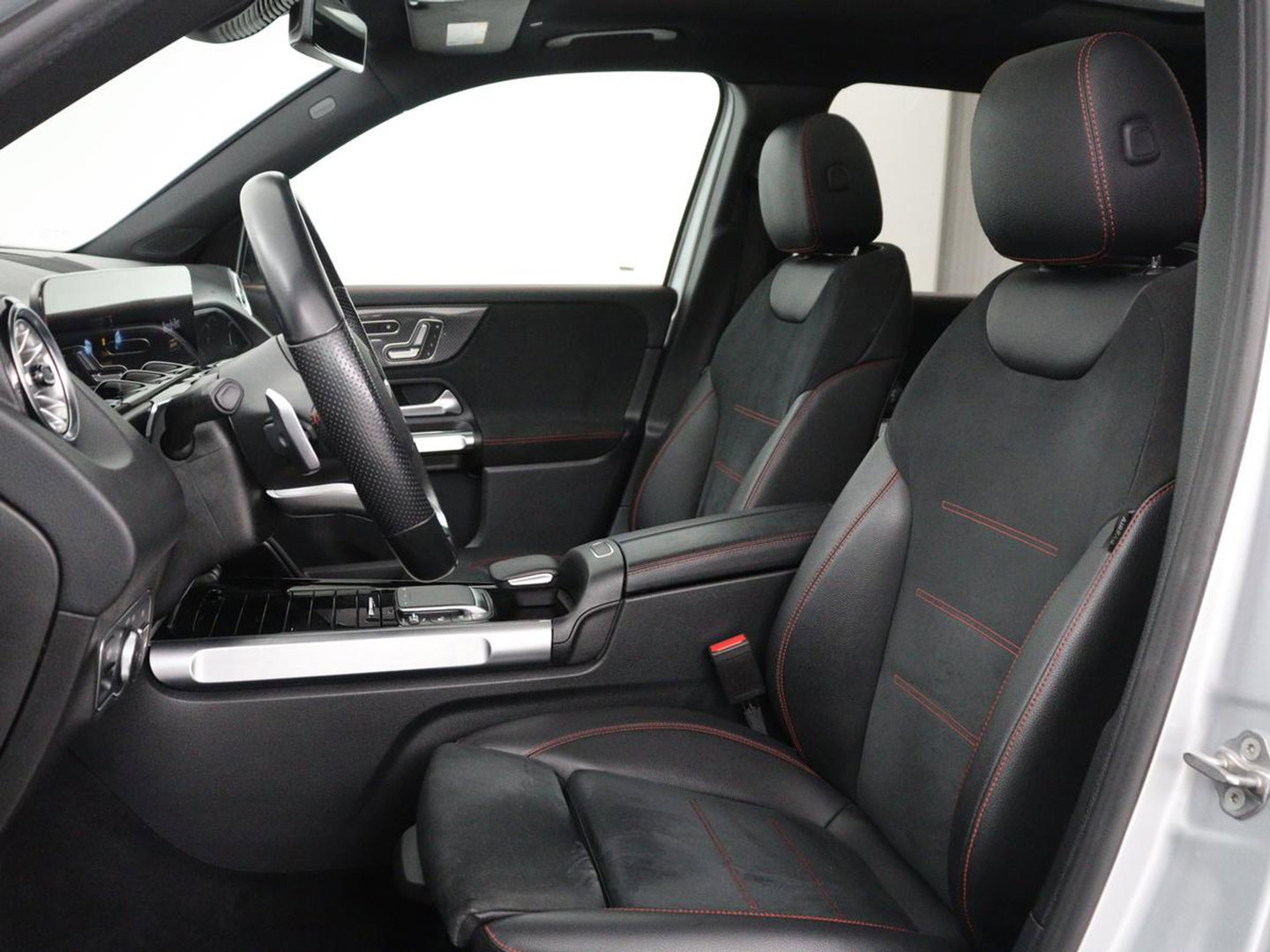 Mercedes-Benz GLB 200 Business Solution AMG 7p. | Panoramadak | Elec. Trekhaak | Half Leder | Memory | Sfeerverlichting | Stoelverwarming | Camera | Park assist |