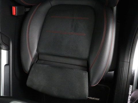 Mercedes-Benz GLB 200 Business Solution AMG 7p. | Panoramadak | Elec. Trekhaak | Half Leder | Memory | Sfeerverlichting | Stoelverwarming | Camera | Park assist |