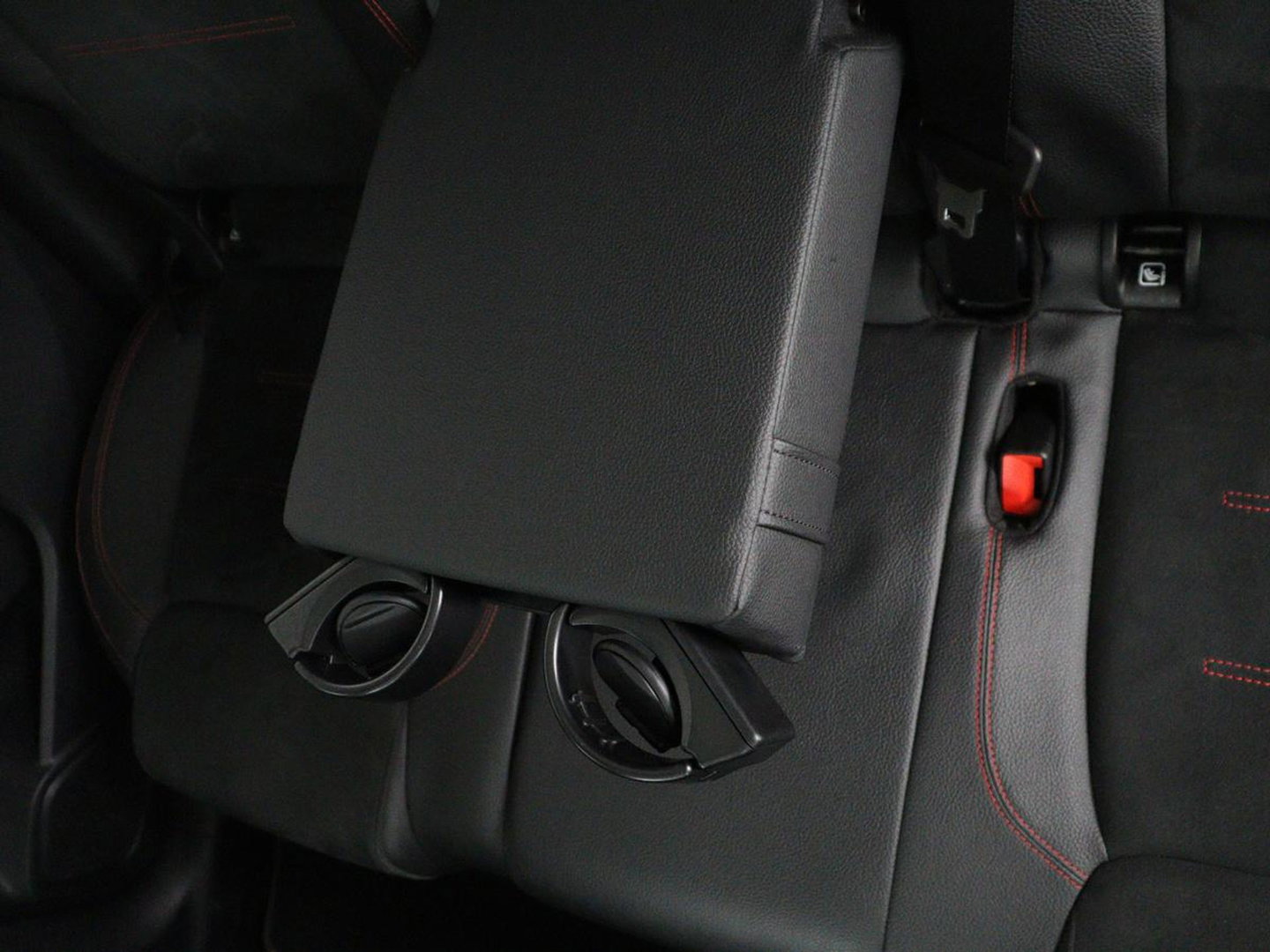 Mercedes-Benz GLB 200 Business Solution AMG 7p. | Panoramadak | Elec. Trekhaak | Half Leder | Memory | Sfeerverlichting | Stoelverwarming | Camera | Park assist |