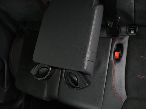 Mercedes-Benz GLB 200 Business Solution AMG 7p. | Panoramadak | Elec. Trekhaak | Half Leder | Memory | Sfeerverlichting | Stoelverwarming | Camera | Park assist |