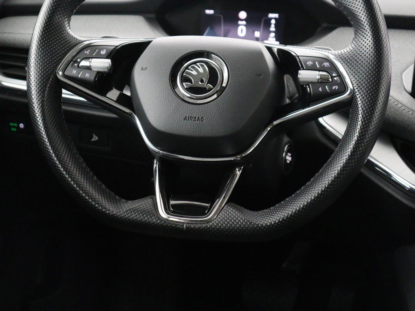 Škoda Enyaq iV 60 | SOH 92,4% | Panoramadak | Stoel/stuur verwarming | Half leder | Adaptive cruise | Carplay | Virtueel dashboard | Sfeerverlichting | Climate control | Camera | Park assist |