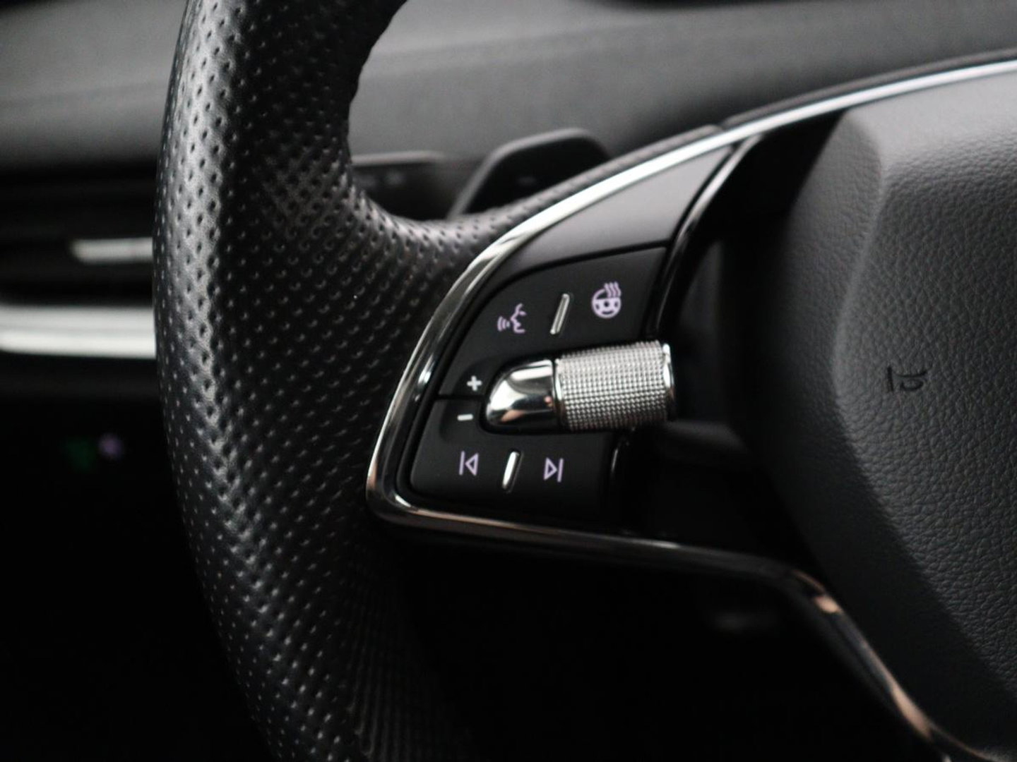 Škoda Enyaq iV 60 | SOH 92,4% | Panoramadak | Stoel/stuur verwarming | Half leder | Adaptive cruise | Carplay | Virtueel dashboard | Sfeerverlichting | Climate control | Camera | Park assist |