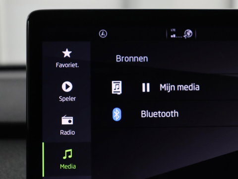 Škoda Enyaq iV 60 | SOH 92,4% | Panoramadak | Stoel/stuur verwarming | Half leder | Adaptive cruise | Carplay | Virtueel dashboard | Sfeerverlichting | Climate control | Camera | Park assist |