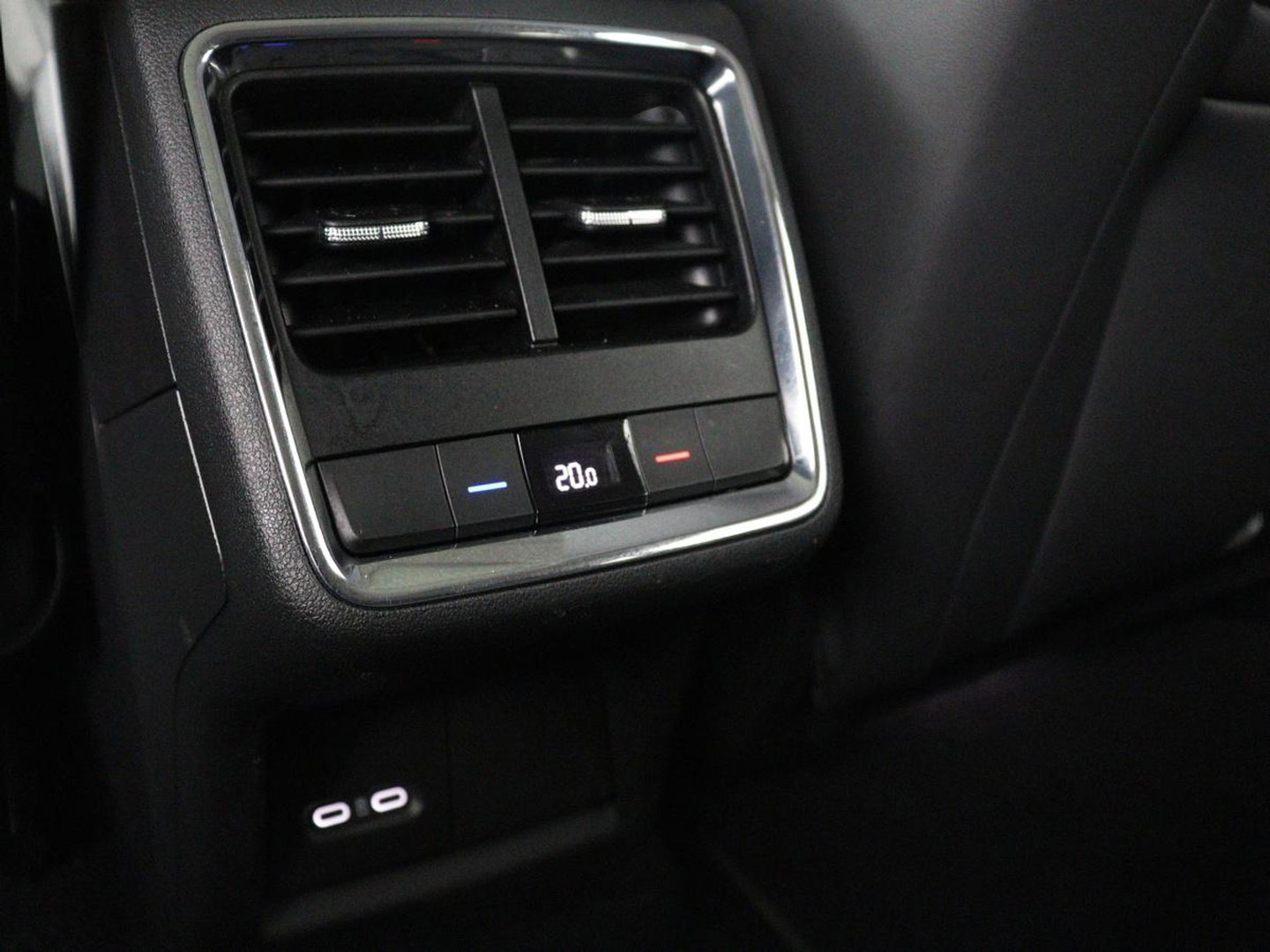 Škoda Enyaq iV 60 | SOH 92,4% | Panoramadak | Stoel/stuur verwarming | Half leder | Adaptive cruise | Carplay | Virtueel dashboard | Sfeerverlichting | Climate control | Camera | Park assist |