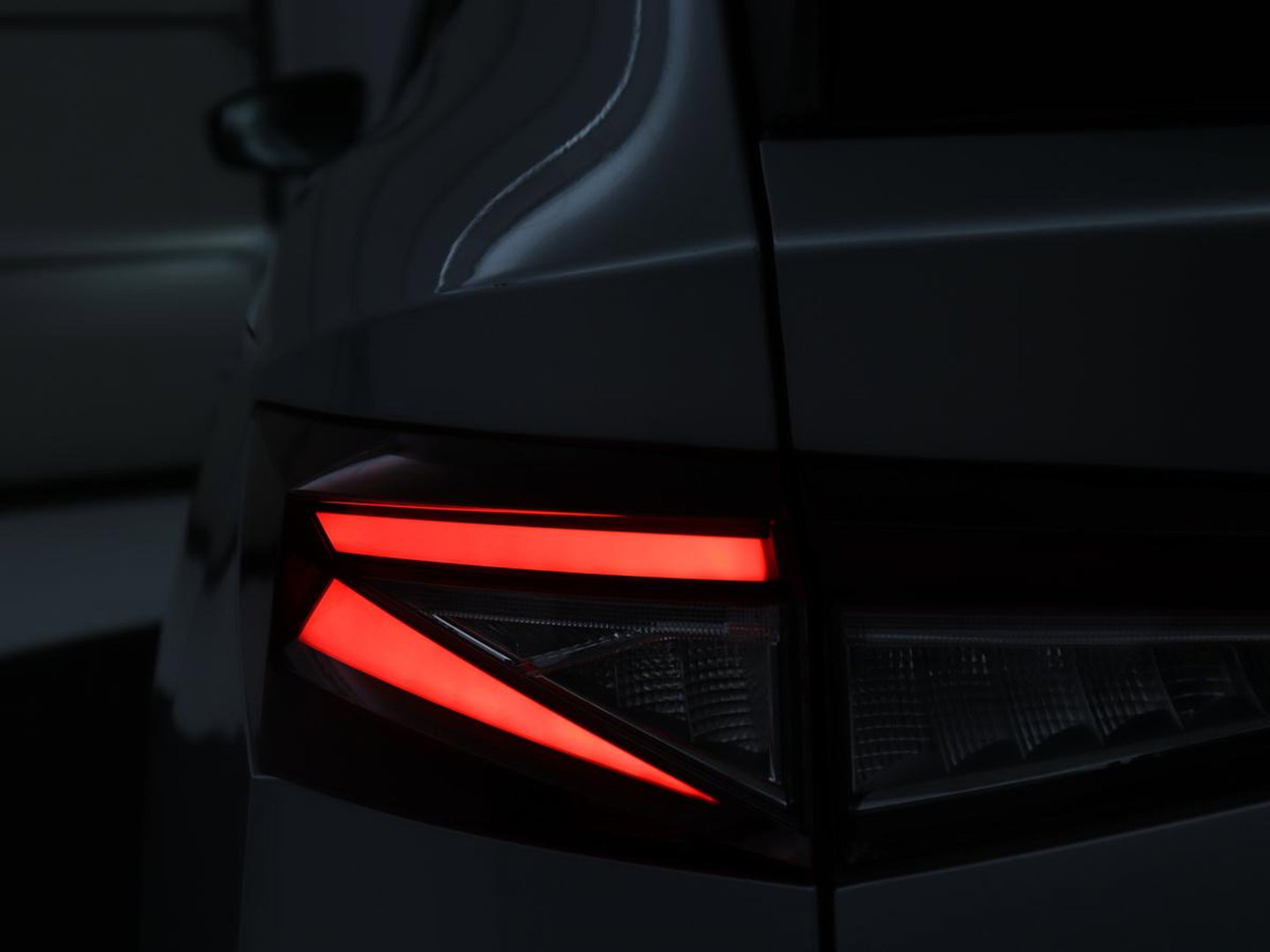 Škoda Enyaq iV 60 | SOH 92,4% | Panoramadak | Stoel/stuur verwarming | Half leder | Adaptive cruise | Carplay | Virtueel dashboard | Sfeerverlichting | Climate control | Camera | Park assist |