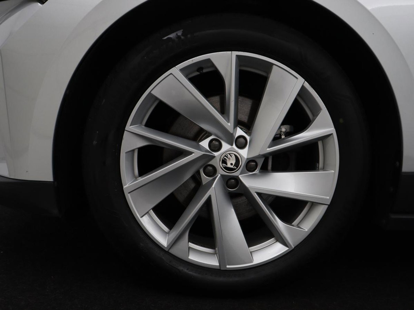 Škoda Enyaq iV 60 | SOH 92,4% | Panoramadak | Stoel/stuur verwarming | Half leder | Adaptive cruise | Carplay | Virtueel dashboard | Sfeerverlichting | Climate control | Camera | Park assist |