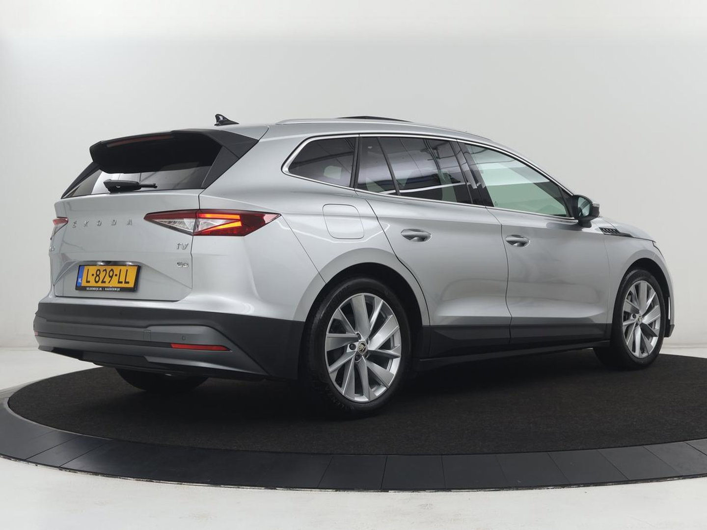 Škoda Enyaq iV 60 | SOH 92,4% | Panoramadak | Stoel/stuur verwarming | Half leder | Adaptive cruise | Carplay | Virtueel dashboard | Sfeerverlichting | Climate control | Camera | Park assist |