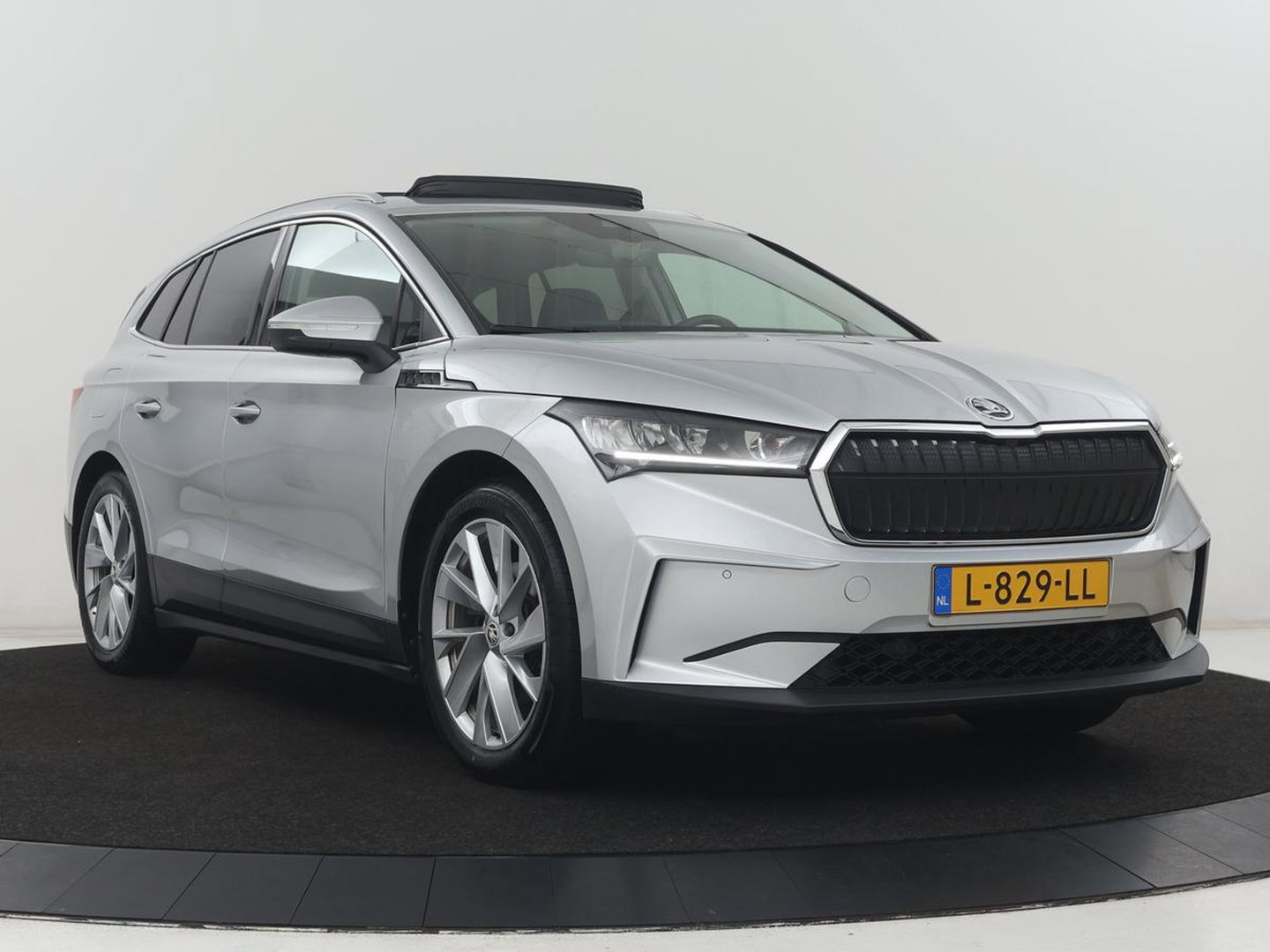 Škoda Enyaq iV 60 | SOH 92,4% | Panoramadak | Stoel/stuur verwarming | Half leder | Adaptive cruise | Carplay | Virtueel dashboard | Sfeerverlichting | Climate control | Camera | Park assist |