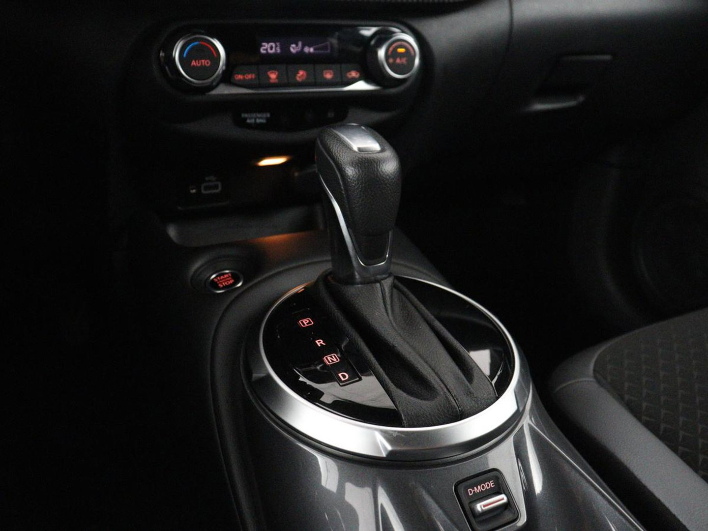 Nissan Juke 1.0 DIG-T N-Design | Half leder | Carplay | Cruise control | Park assist | Camera | Climate control | Keyless | Lichtmetaal 19" |