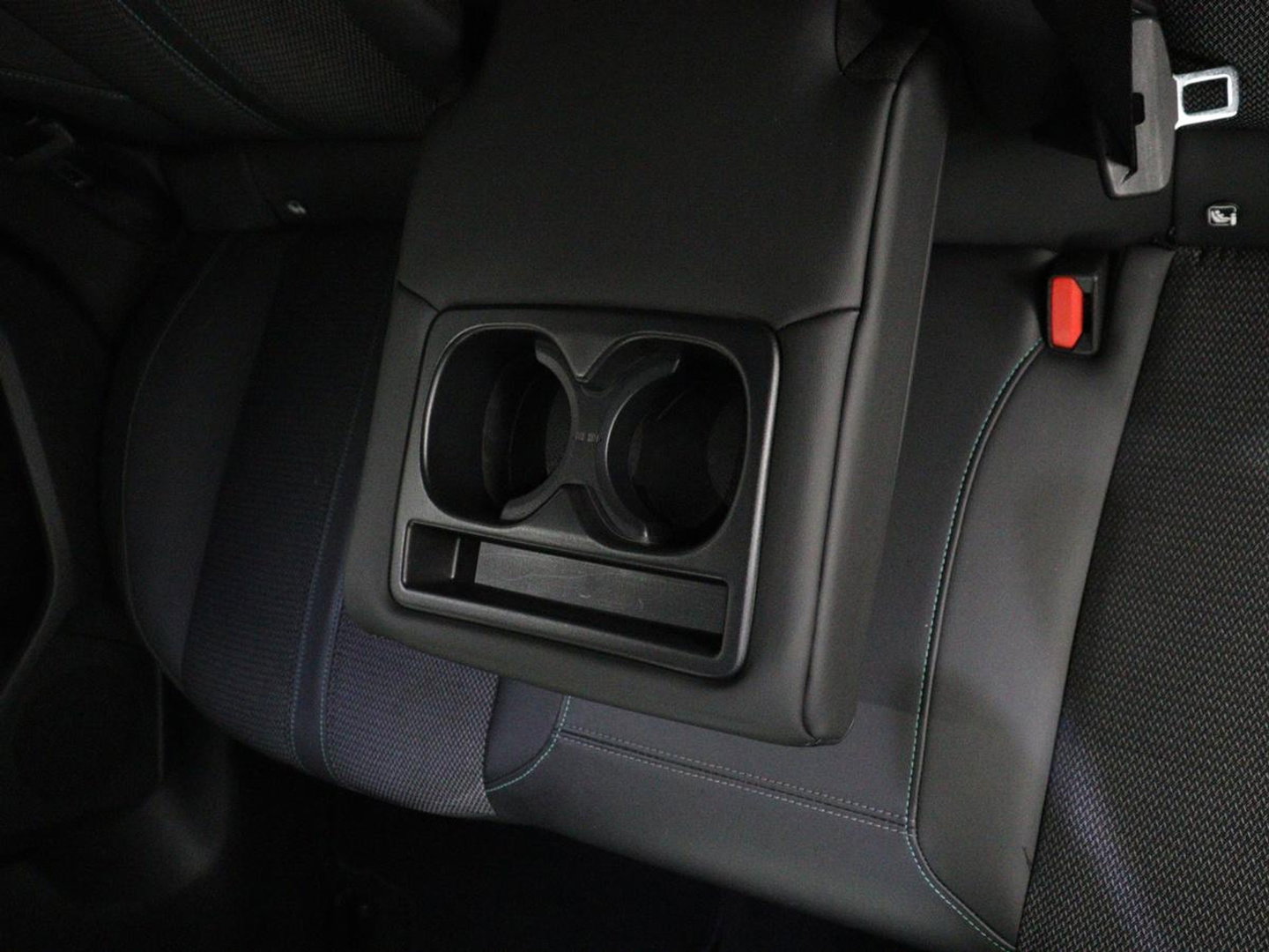 Peugeot 308 SW 1.6 HYbrid 180 Allure Pack Business | SOH 97.3% | Trekhaak | 360 camera | Adaptive cruise | Carplay | Climate control | Virtual |