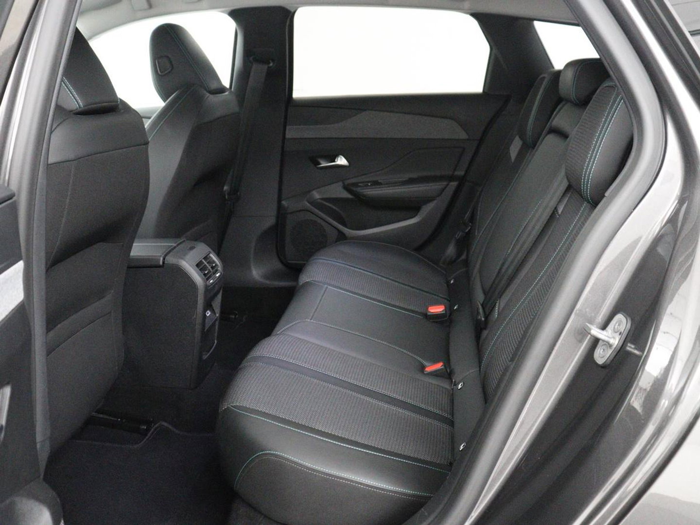Peugeot 308 SW 1.6 HYbrid 180 Allure Pack Business | SOH 97.3% | Trekhaak | 360 camera | Adaptive cruise | Carplay | Climate control | Virtual |