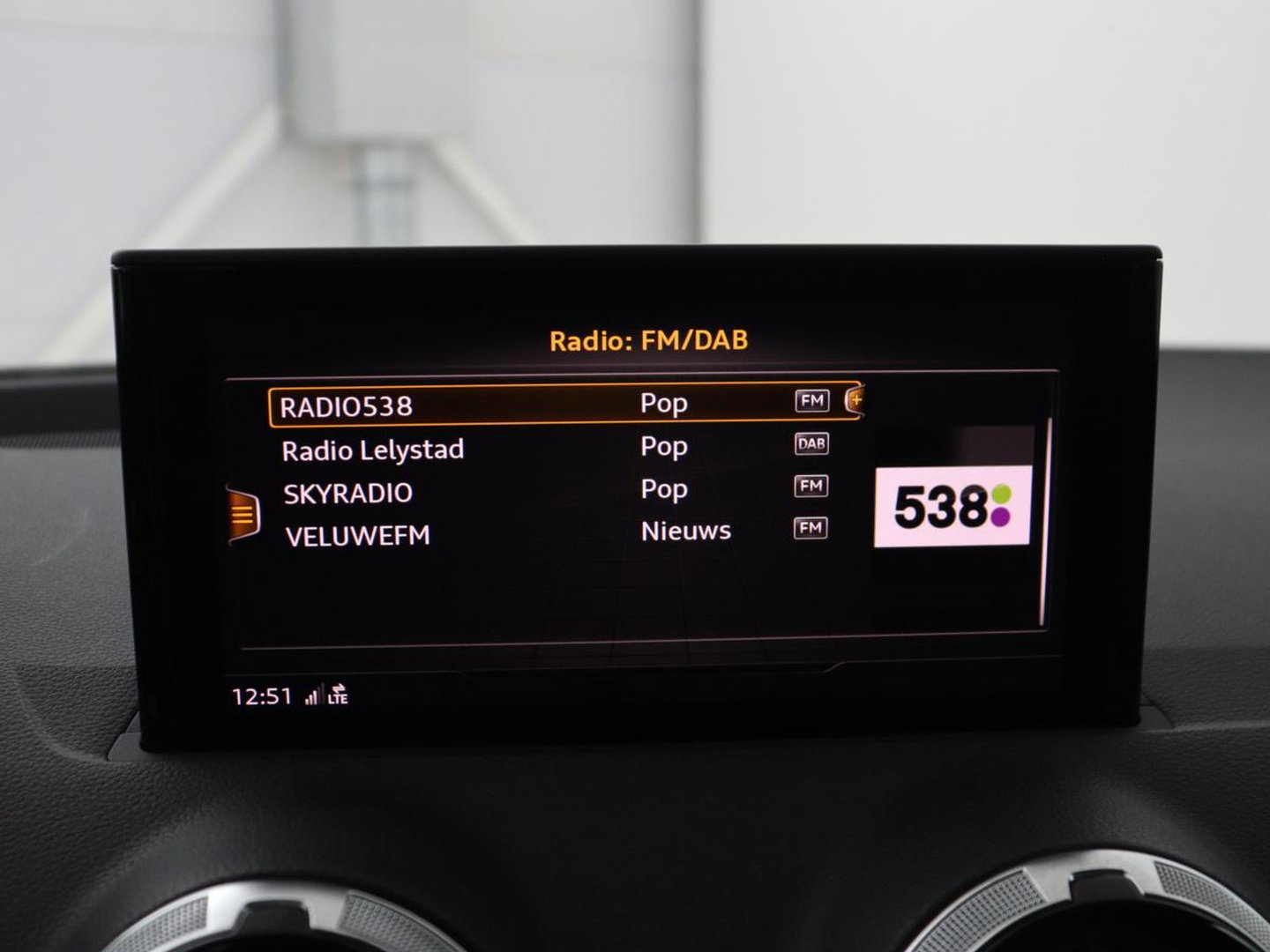 Audi Q2 30 TFSI Advanced edition | Panoramadak | Leder | Virtual Dashboard | Stoelverwarming | Climate control | Camera | Park assist | Cruise control | Navigatie |