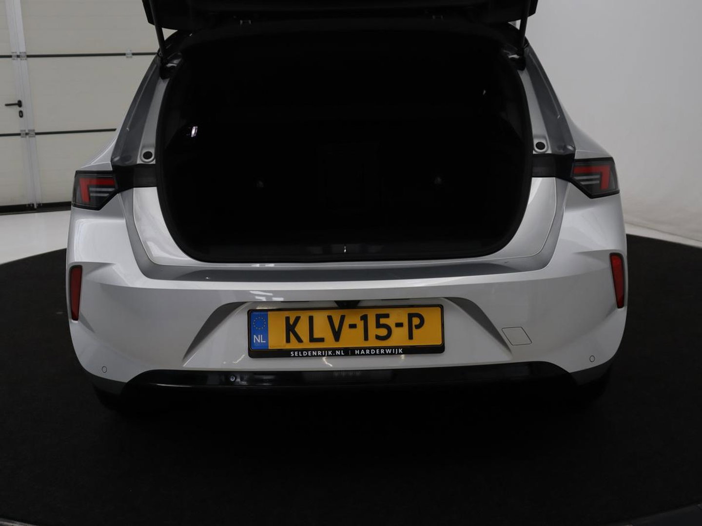 Opel Astra 1.6 Hybrid GS Line | SOH 97.7% | Adaptive cruise | Stuur/stoel verwarming | 360 camera | Climate control | Carplay | Sfeerverlichting | Full Led |