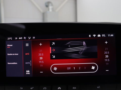 Opel Astra 1.6 Hybrid GS Line | SOH 97.7% | Adaptive cruise | Stuur/stoel verwarming | 360 camera | Climate control | Carplay | Sfeerverlichting | Full Led |